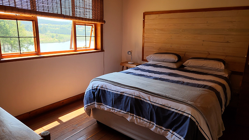 A bedroom in the cabin at Stanford Lake Lodge
