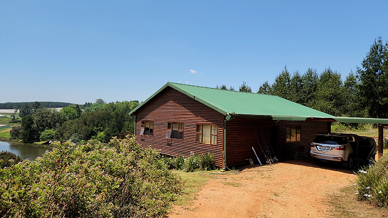 View of the outside of the cabin at Stanford Lake Lodge
