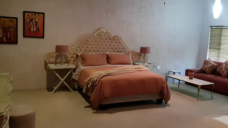 A bedroom in the farmhouse at Zwartkop Dam