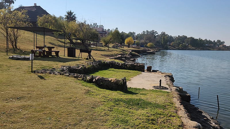 The open fishing bank at Umgede River Lodge, Bloemhof