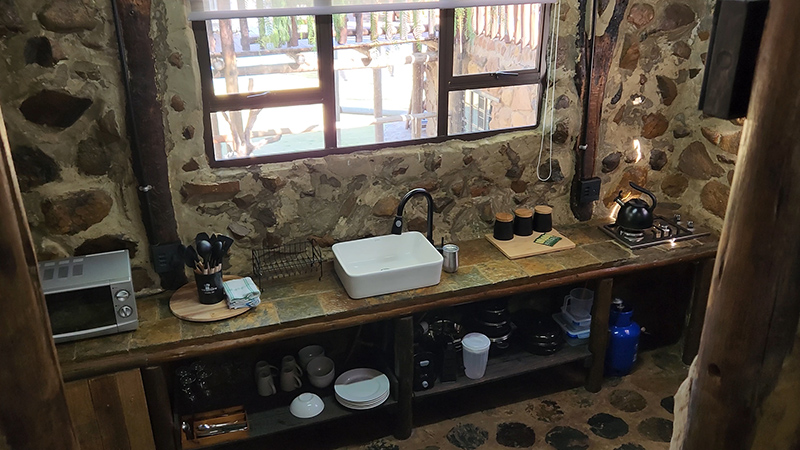 Chalet kitchen at Umgede River Lodge, Bloemhof