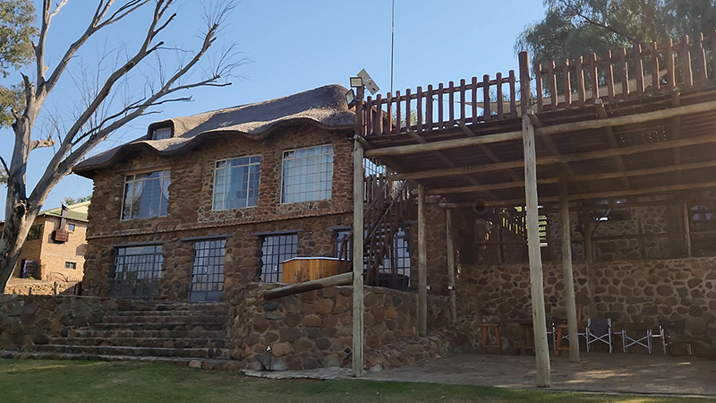 The lodge and deck at Umgede River Lodge, Bloemhof